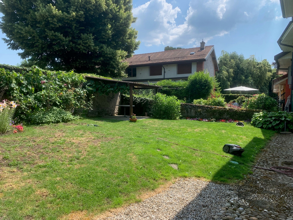 Garten mit Hausansicht