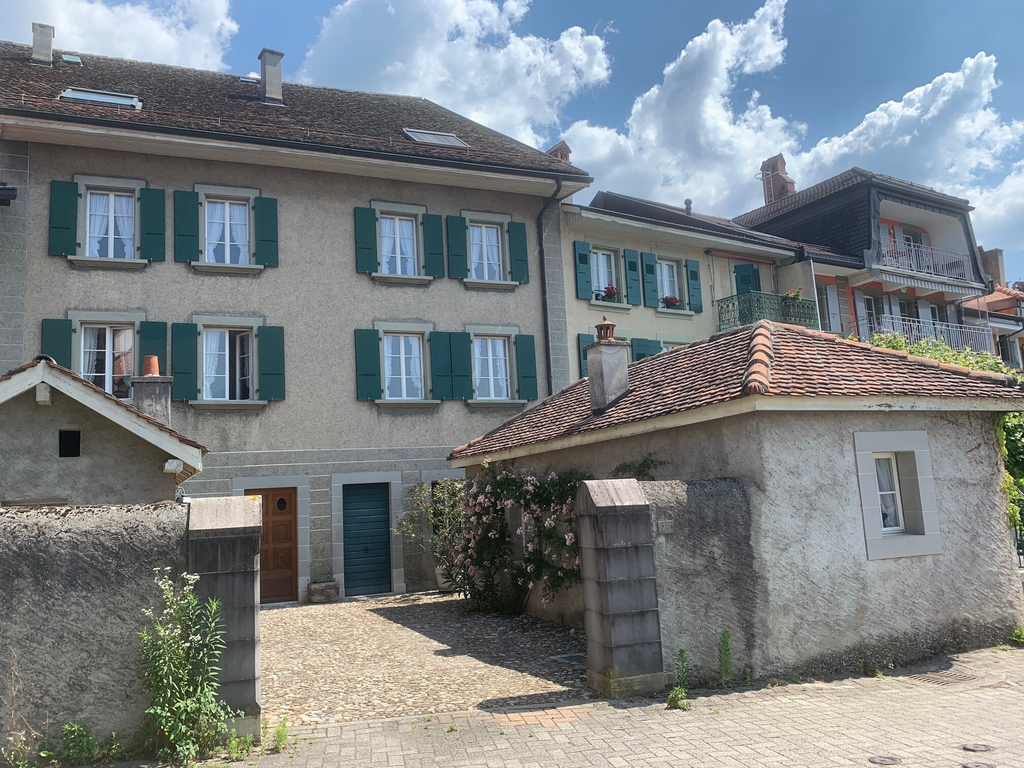 Historisches Wohnhaus mit Schieferdach und grünen Fensterläden