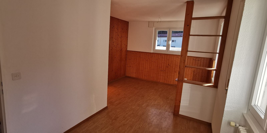 Leerer Raum mit Holzvertäfelung und Leiter