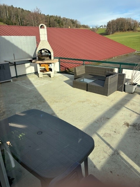 Dachterrasse mit Grill und Sitzgruppe