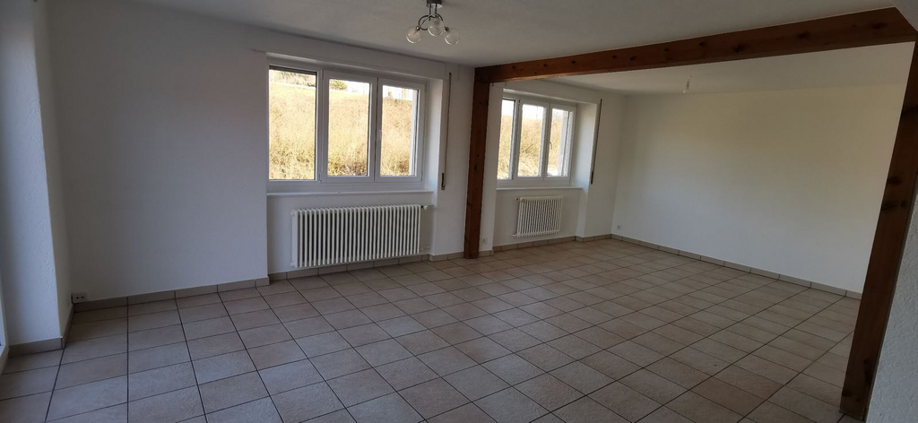 Leerer Wohnraum mit Fliesenboden