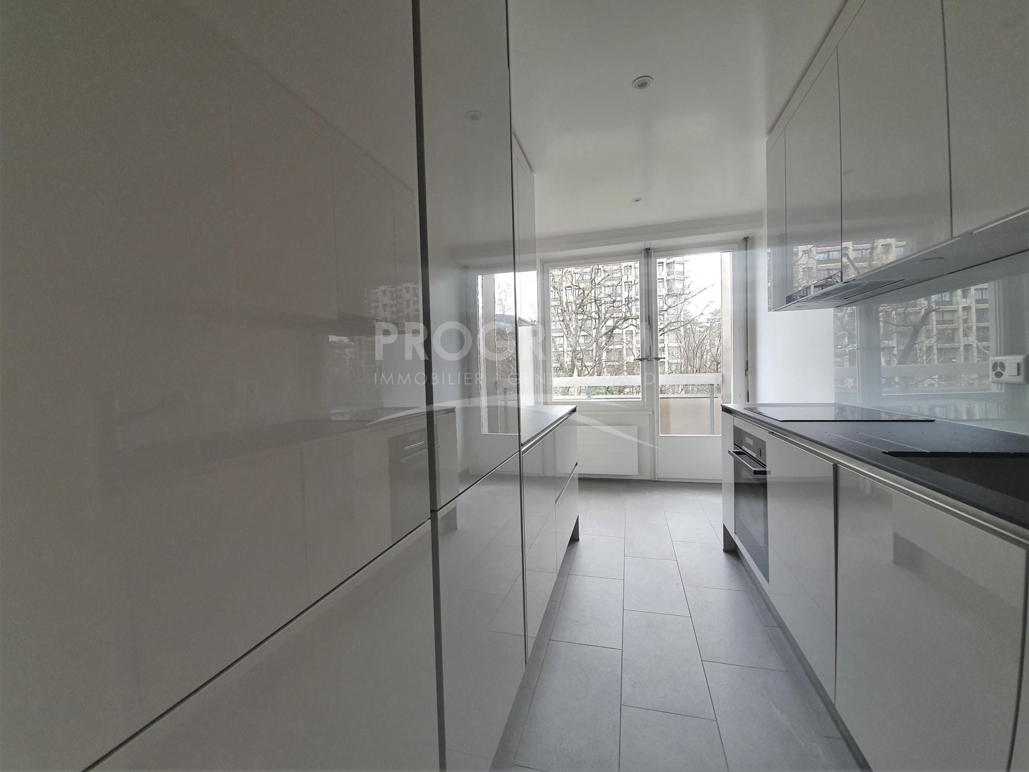 Moderne schmale Küche mit Blick ins Freie