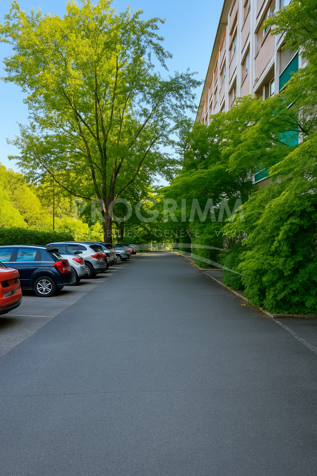 Außenansicht eines Wohn- oder Bürogebäudes mit Zufahrtsweg