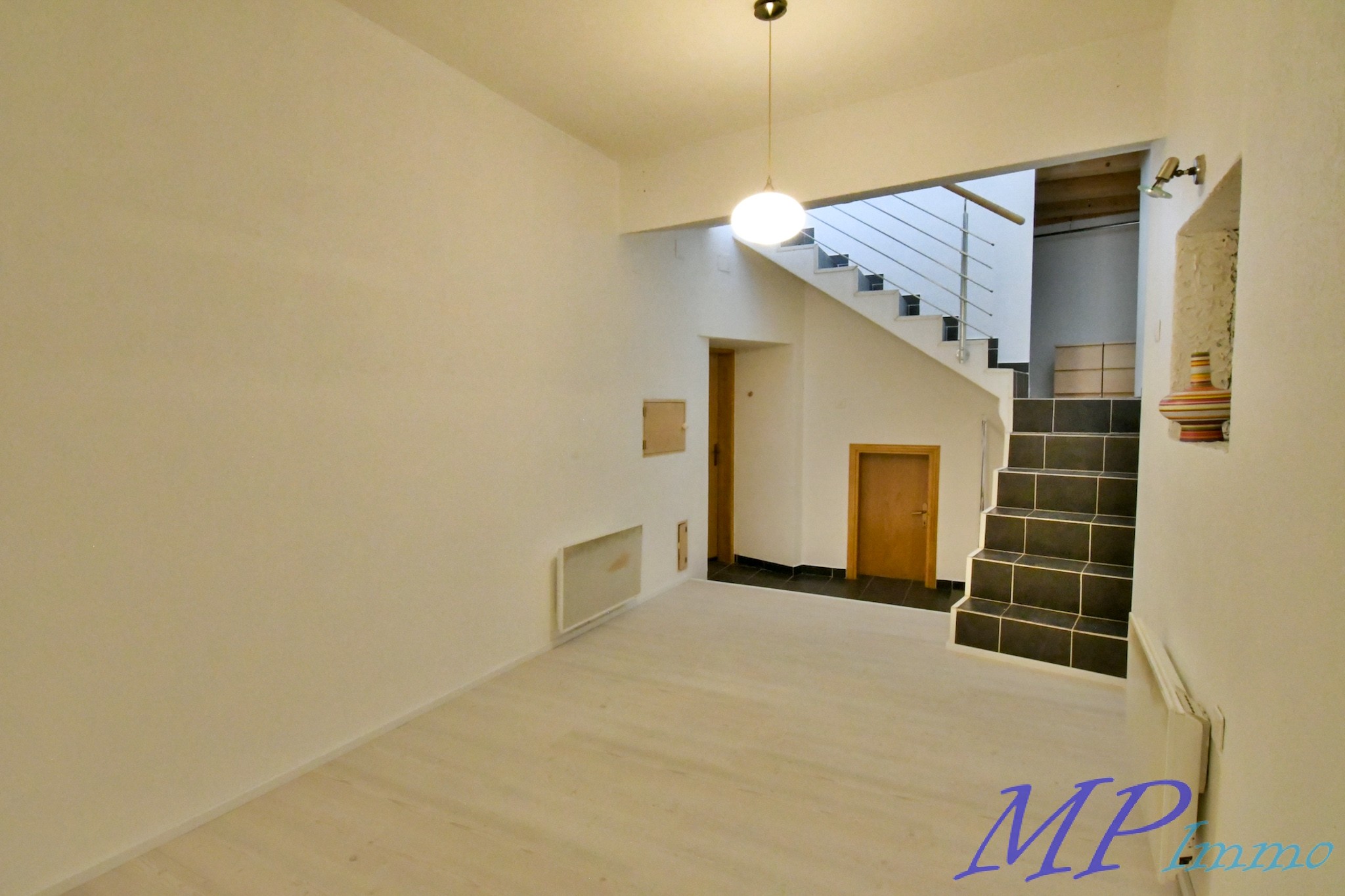 Heller Innenraum mit Treppe und Dachschräge