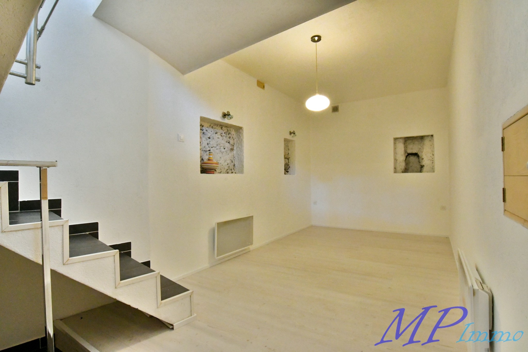 Heller leerer Raum mit Treppe und Nischen