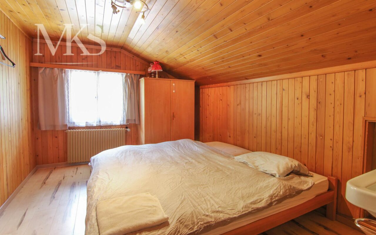 Holzverkleidetes Schlafzimmer mit Dachschräge