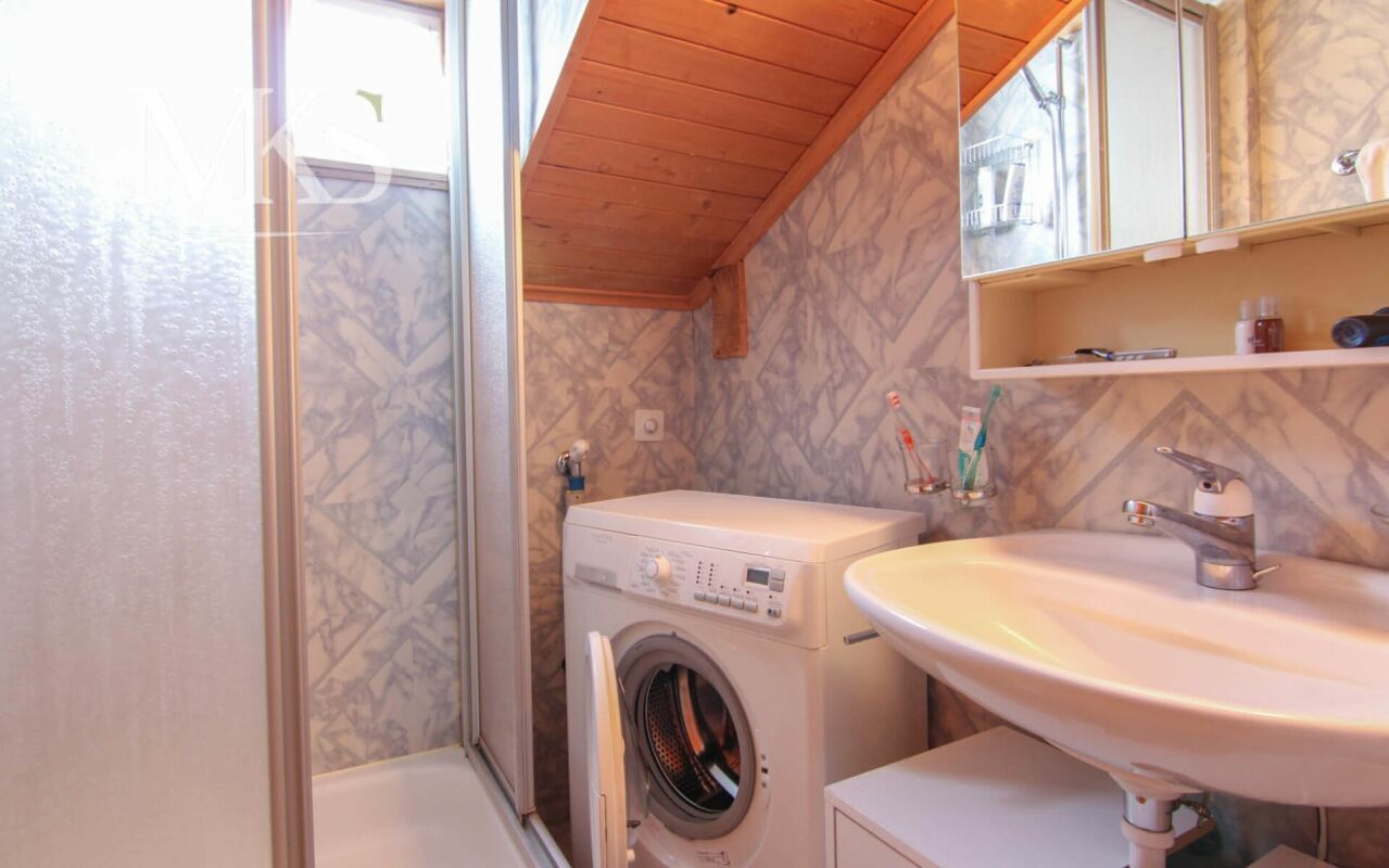 Badezimmer mit Dachschräge und Waschmaschine