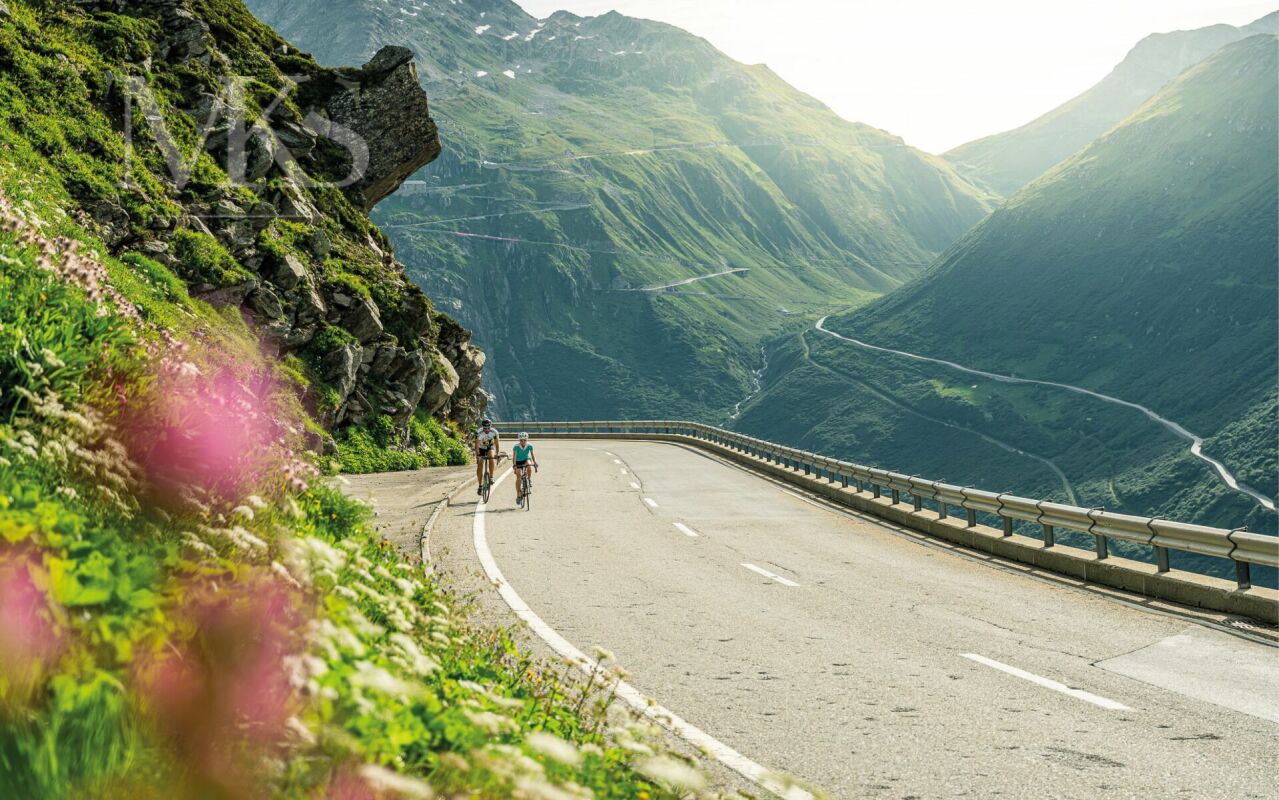 Bergstraße mit Radfahrern