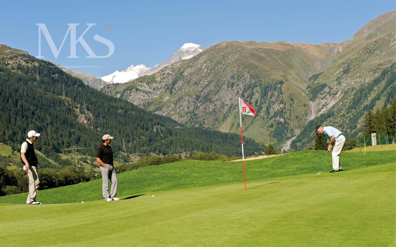 Golfplatz in alpiner Berglandschaft