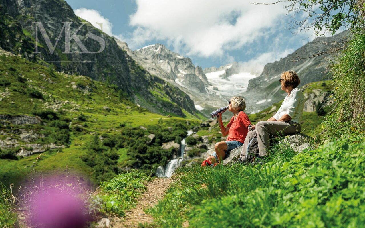 Alpenlandschaft mit zwei sitzenden Personen