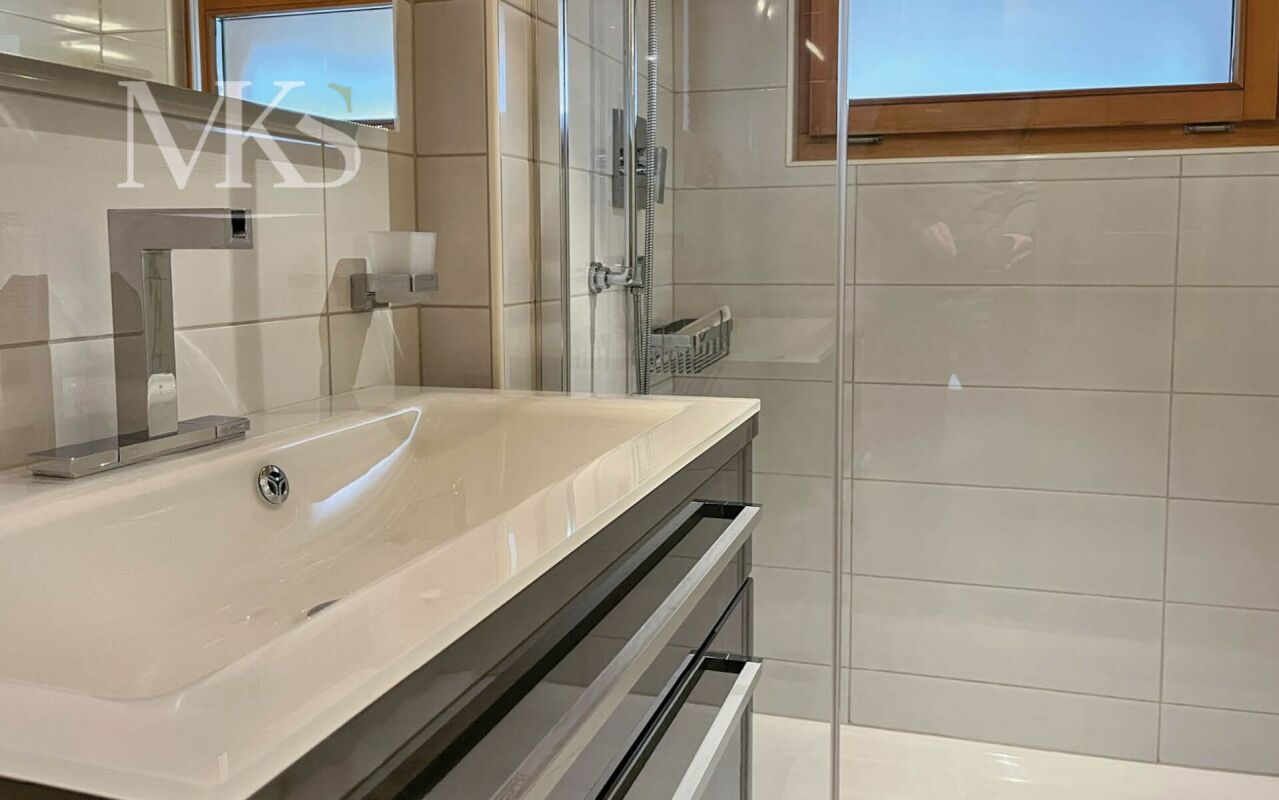Modernes Badezimmer mit bodentiefer Dusche und Waschtisch