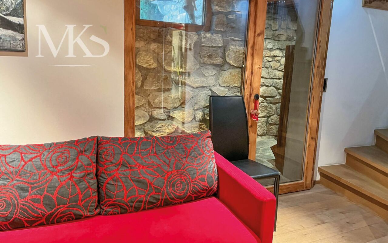 Gemütlicher Eingangsbereich mit Sofa und Steintreppe