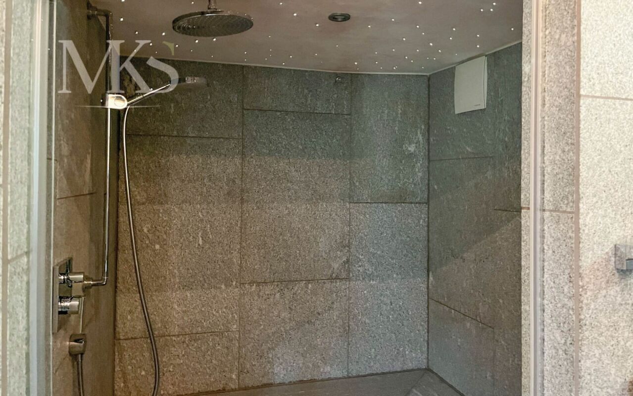 Bodengleiche Dusche mit Steinverkleidung