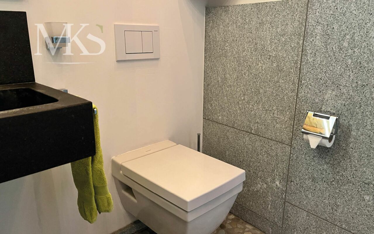 Gäste-WC mit modernem Wand-WC
