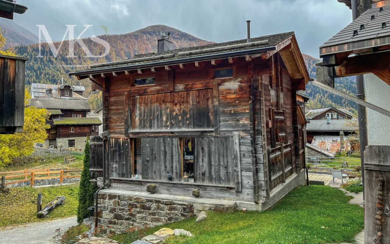 Alte Holzhütte in alpiner Lage