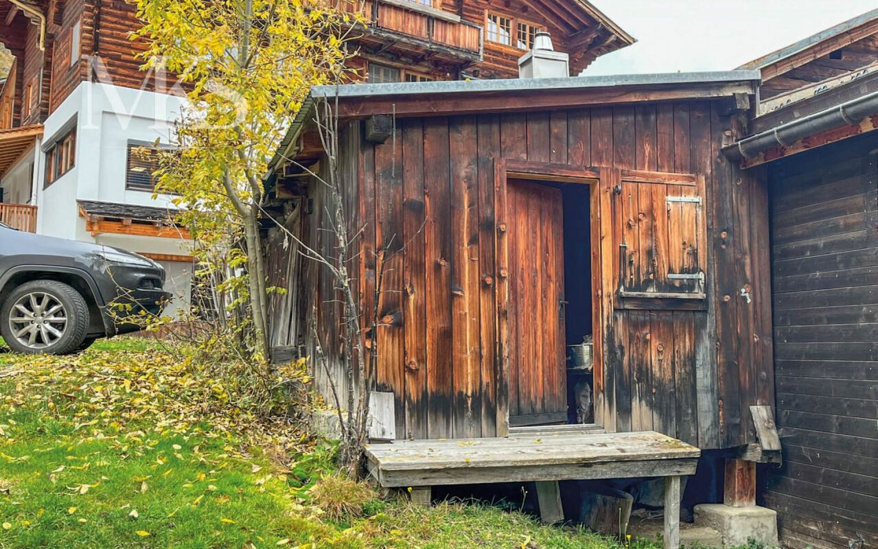 Rustikale Holzaußenansicht mit Nebengebäude