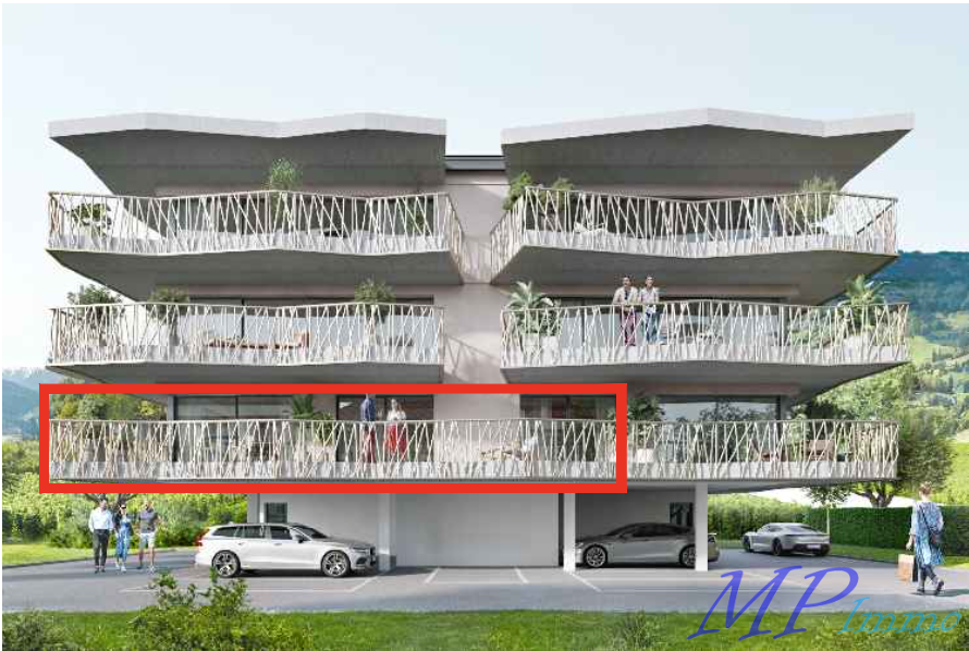 Moderne Terrassenfront eines Mehrfamilienhauses