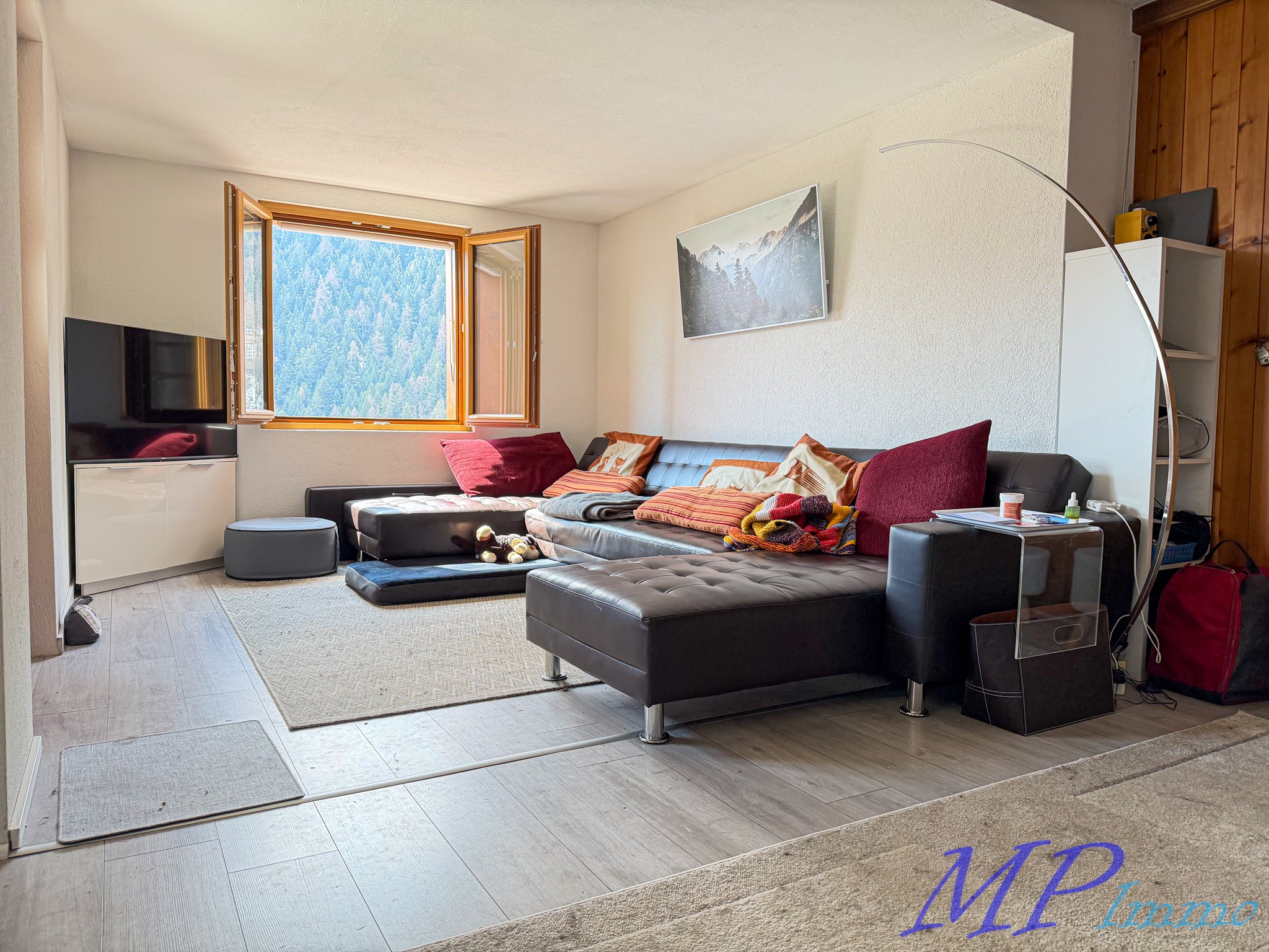 Gemütliches Wohnzimmer mit Bergblick