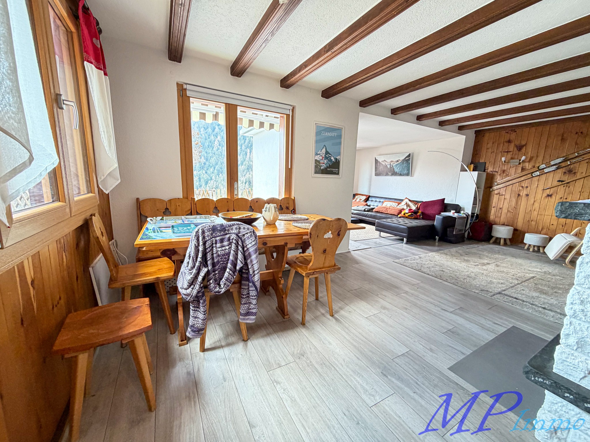 Gemütlicher Wohn-Essbereich im Chalet-Stil