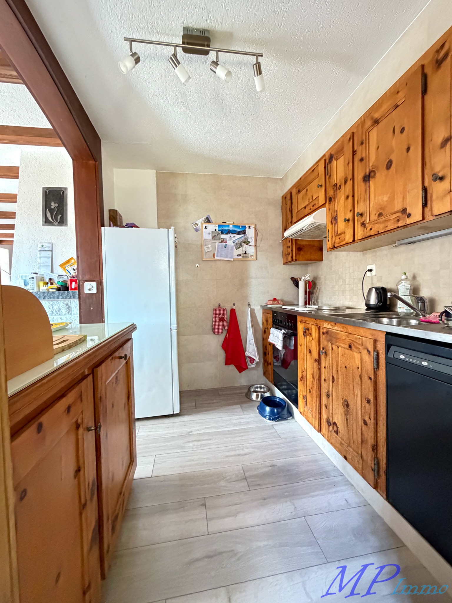 Rustikale Küche mit Holzfronten