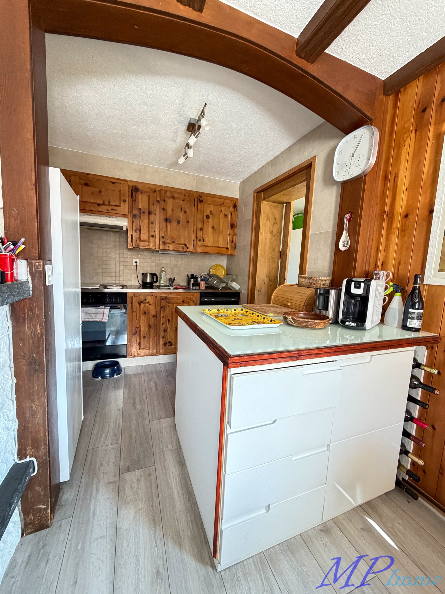 Kleine Küche mit Holzdetails