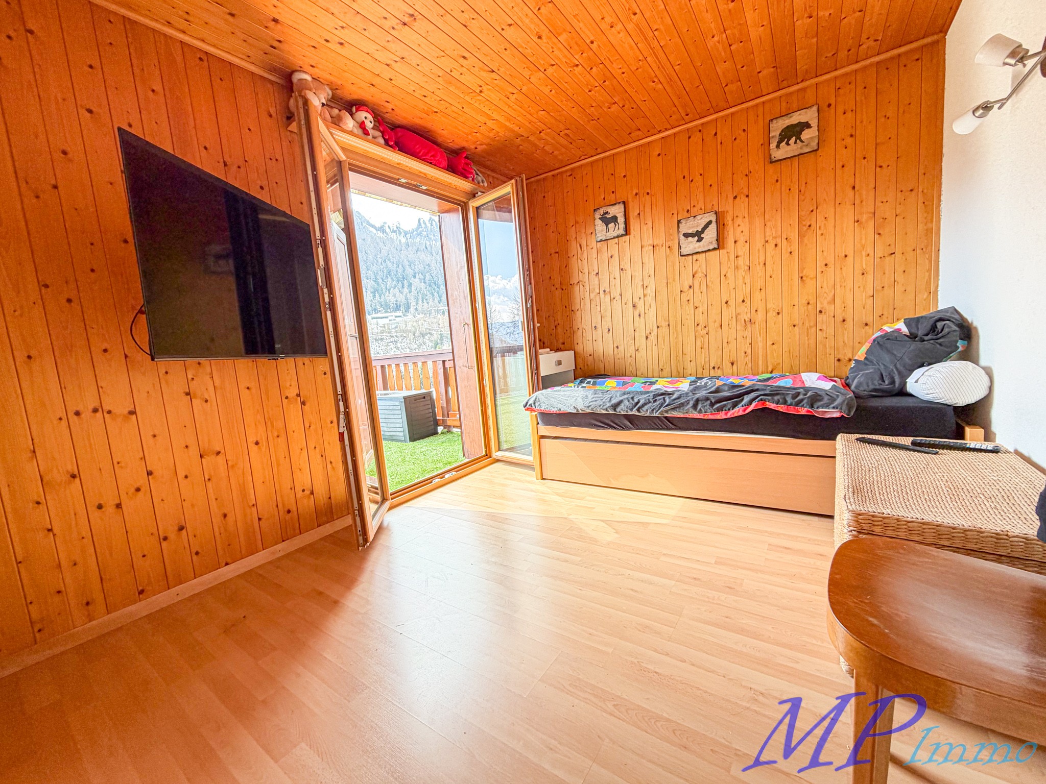 Gemütliches Holz-Schlafzimmer mit Balkon und Bergblick