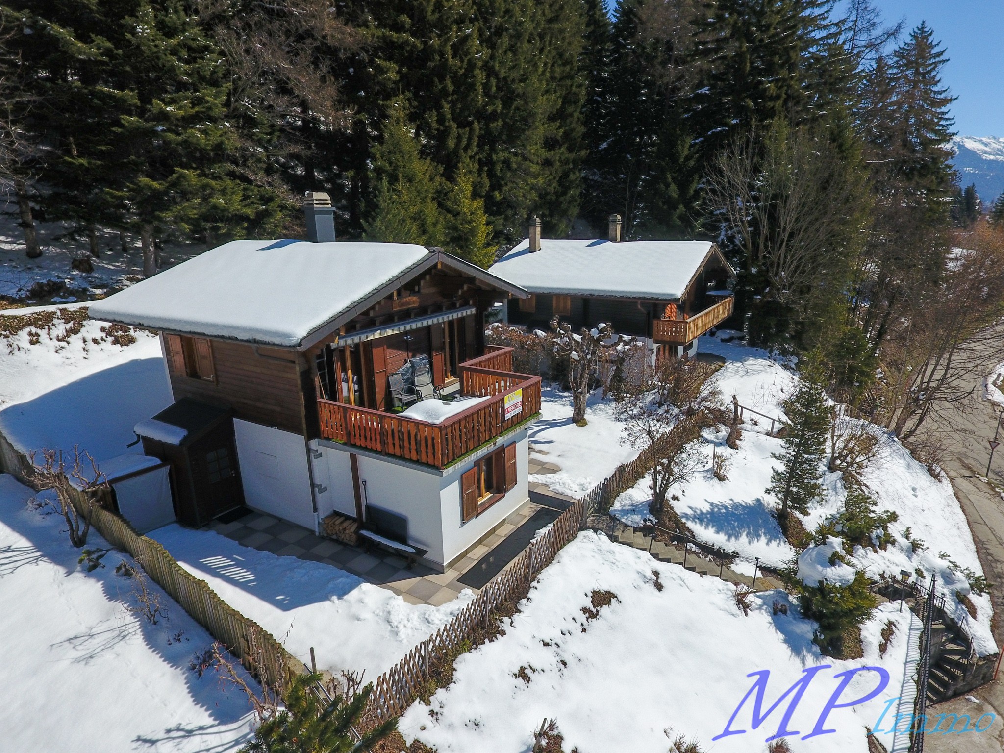 Schneebedecktes Chalet mit Balkon