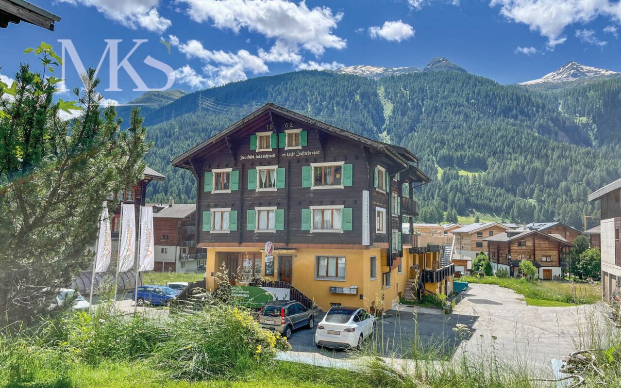 Alpines Wohnhaus mit Bergpanorama