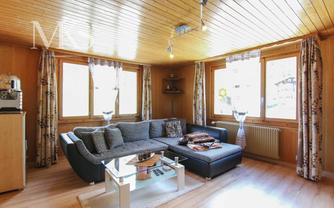 Wohnzimmer mit Holzvertäfelung