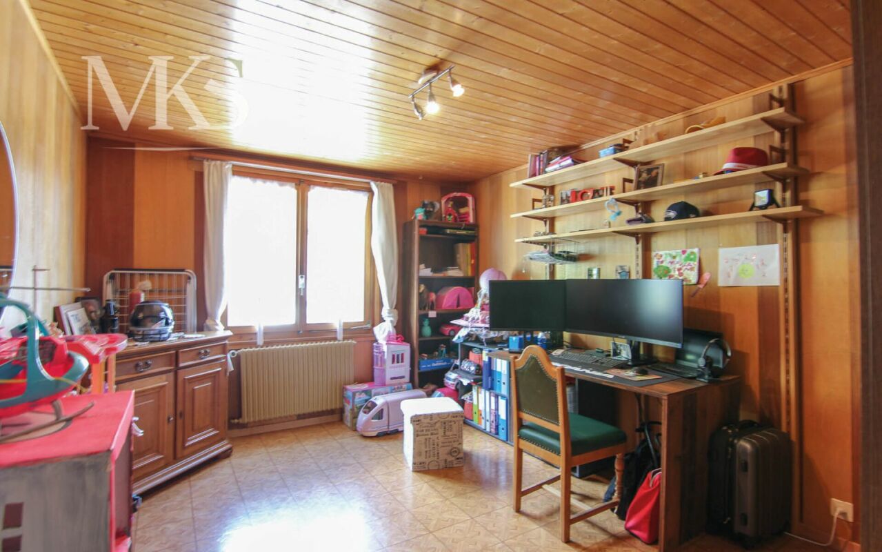 Arbeitszimmer mit Holzverkleidung