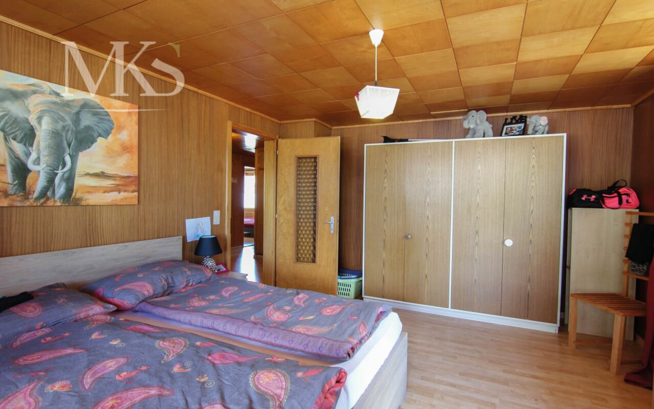 Schlafzimmer mit Holzvertäfelung