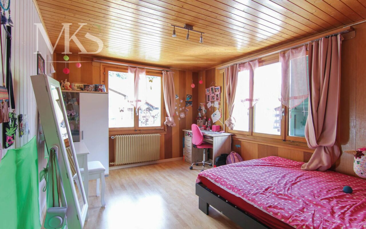 Mädchenzimmer mit Holzverkleidung