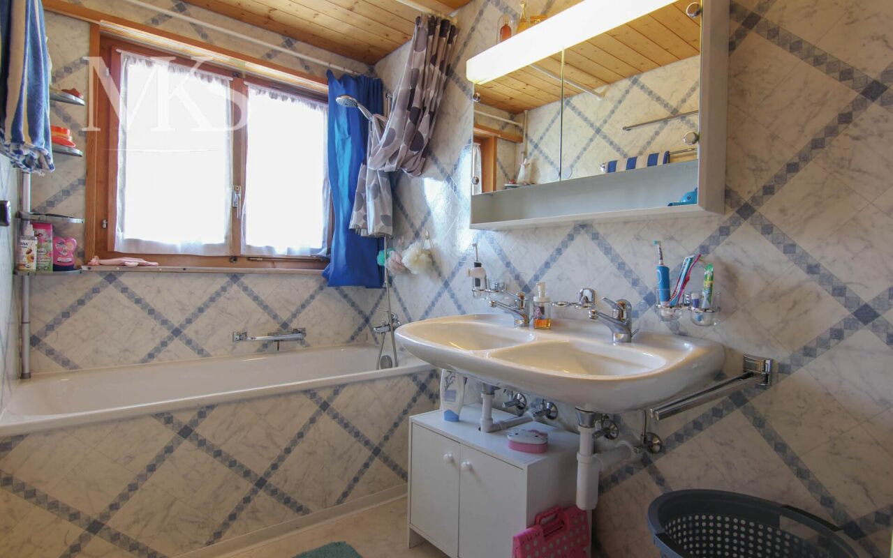Helles Badezimmer mit Doppelwaschbecken und Badewanne