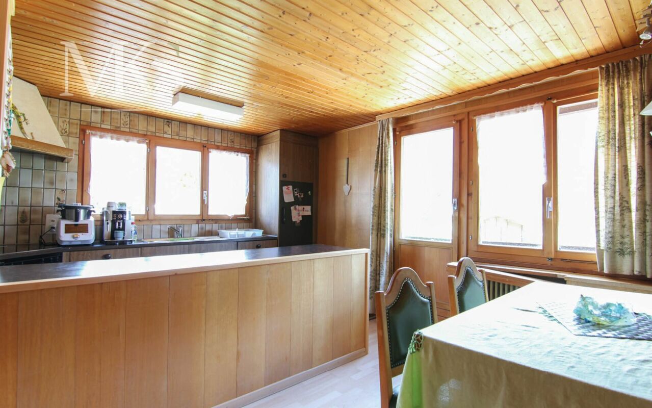 Küche mit Essbereich in Holzoptik
