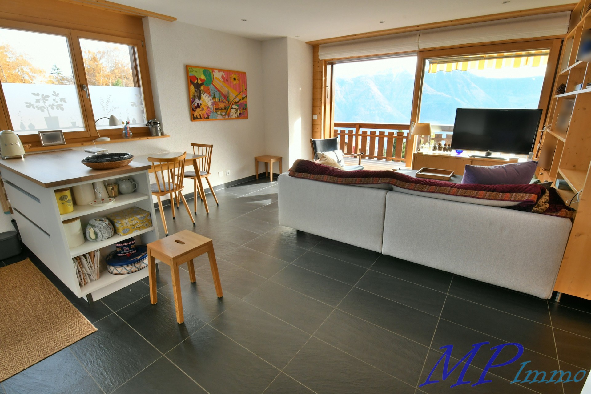 Helles Wohn-Esszimmer mit Balkonblick