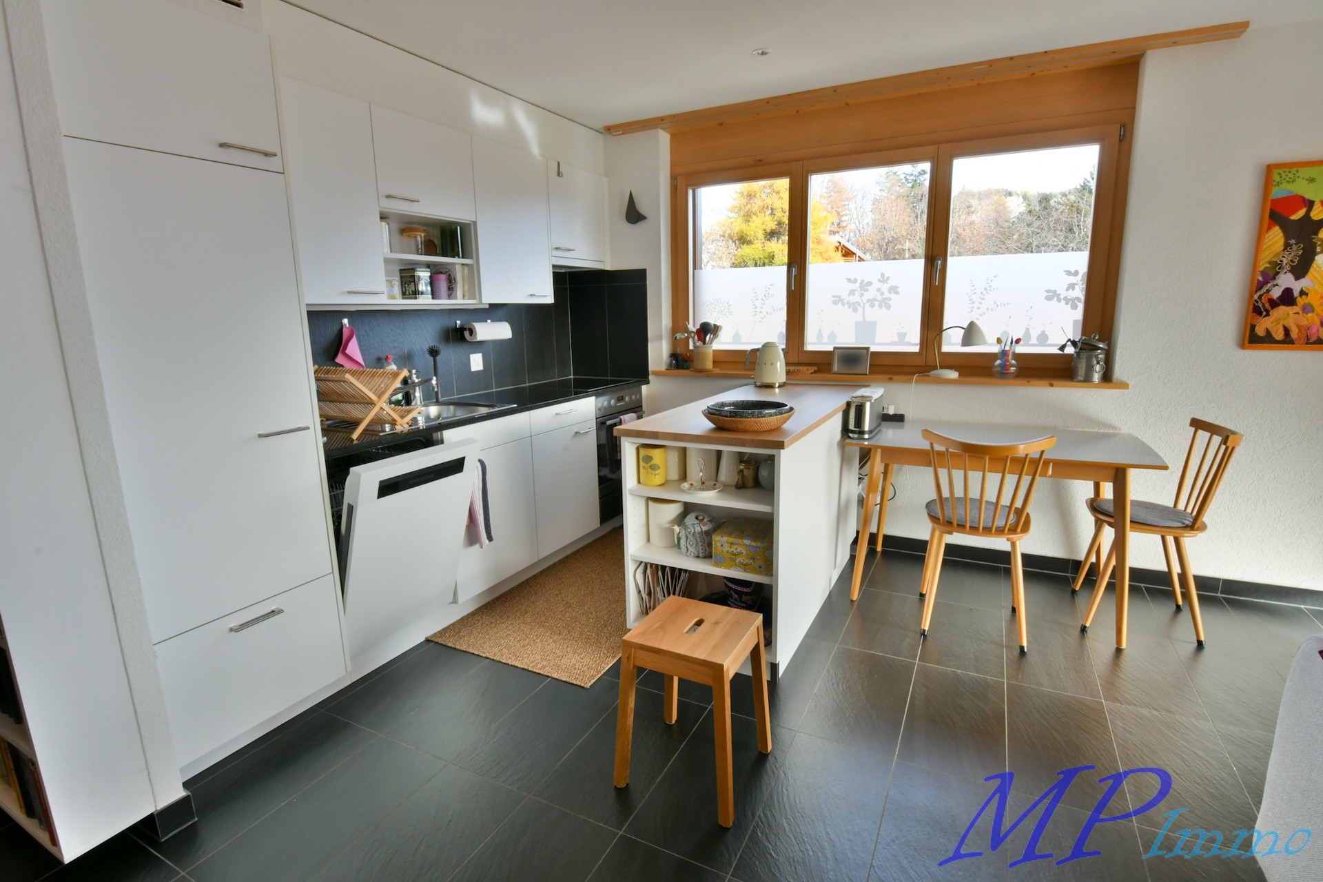 Moderne Küche mit Essbereich
