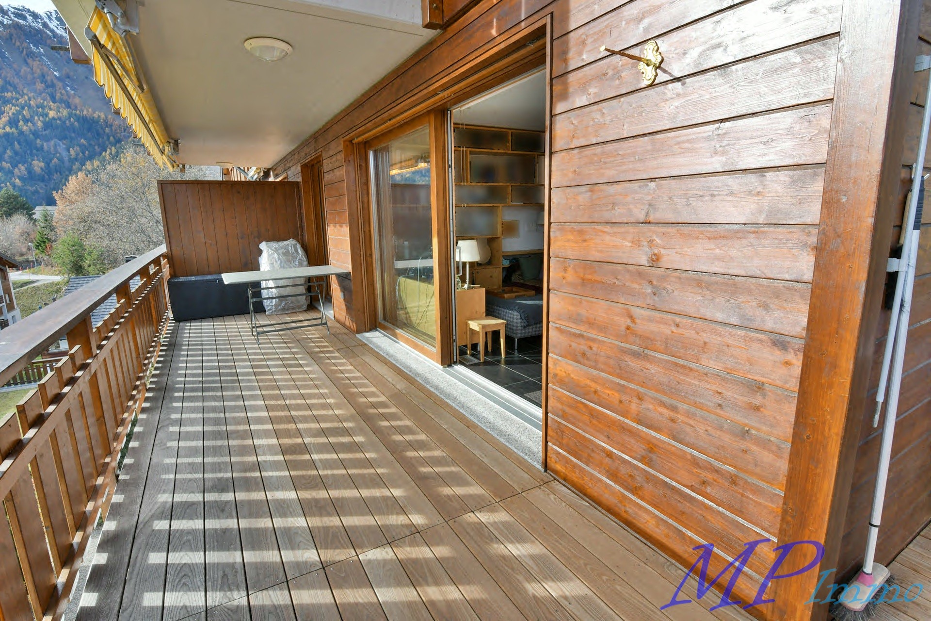 Holzbalkon mit Bergblick