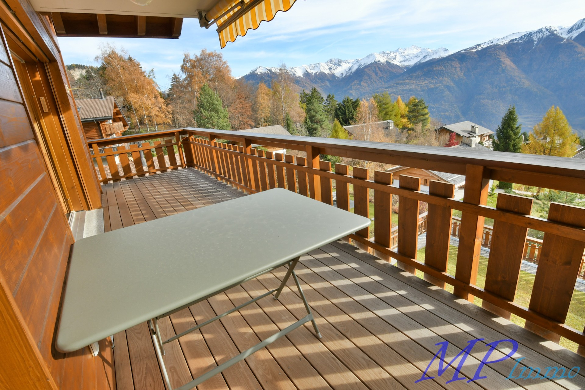 Balkon mit Bergblick