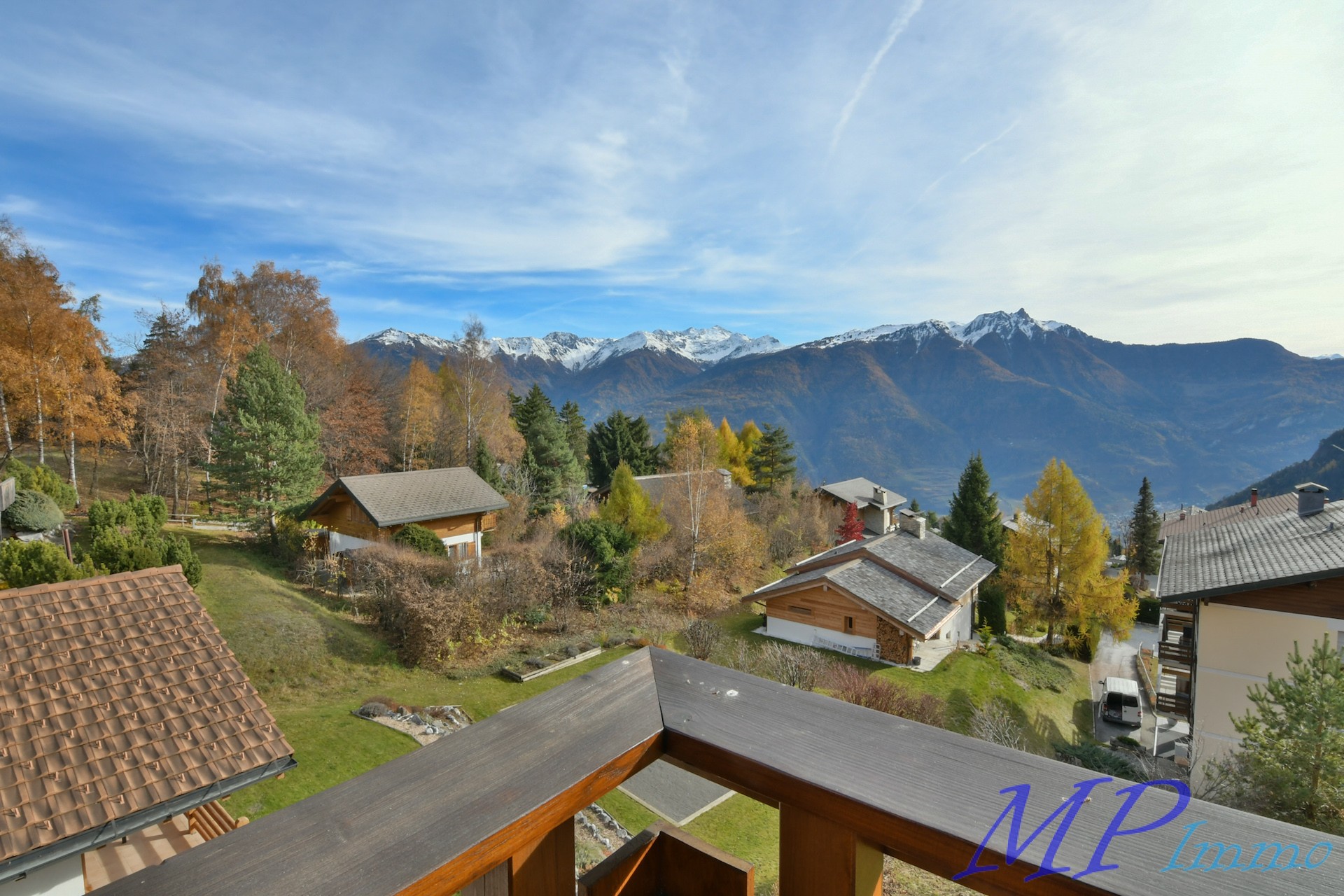 Alpenpanorama mit Wohnhäusern