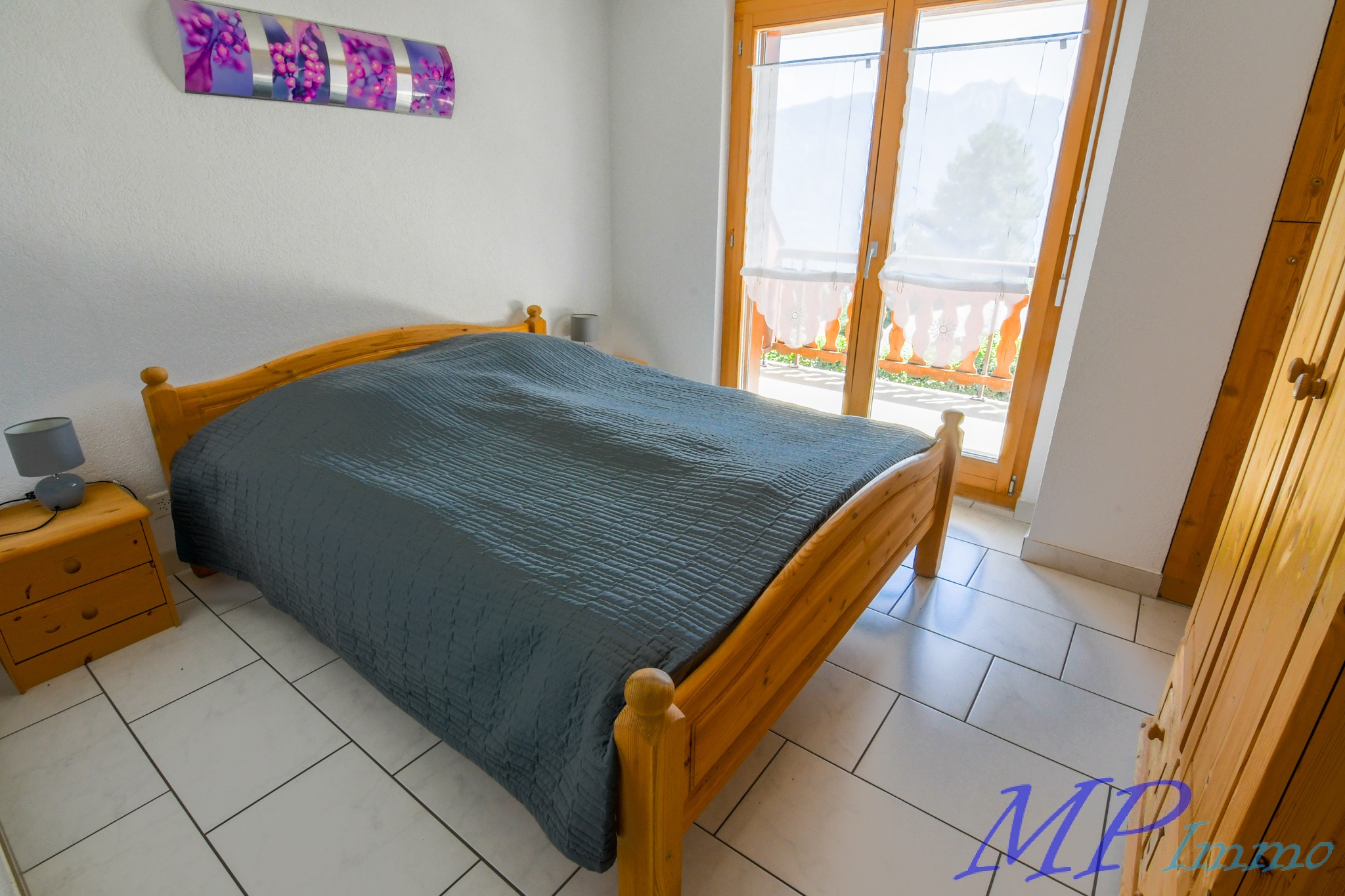 Helles Schlafzimmer mit Holzmöbeln