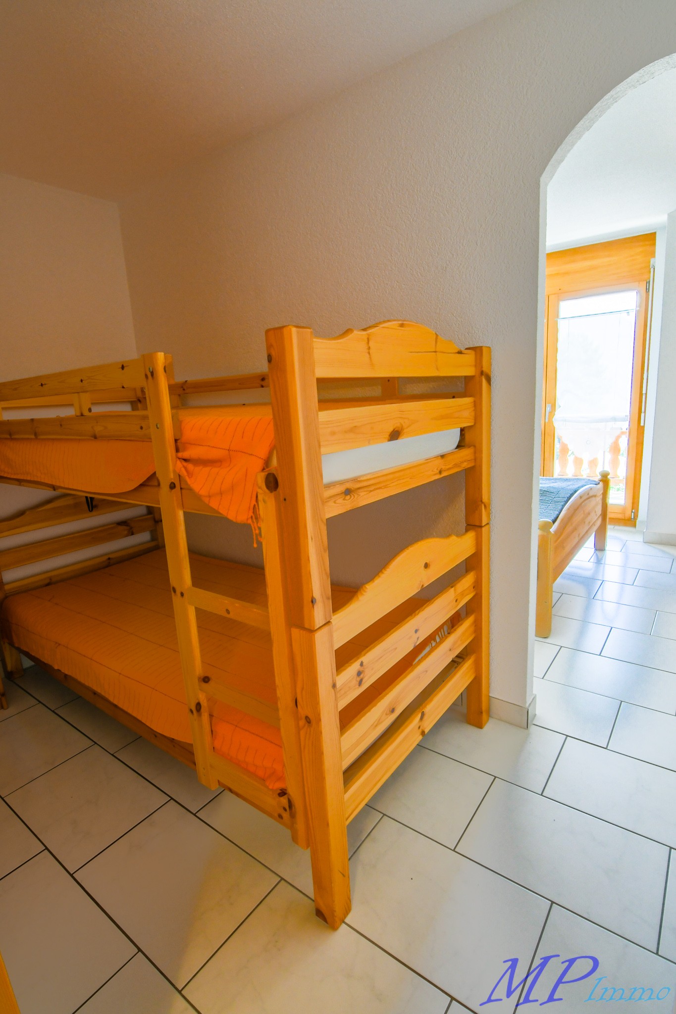 Schlafzimmer mit Etagenbett und Flurzugang