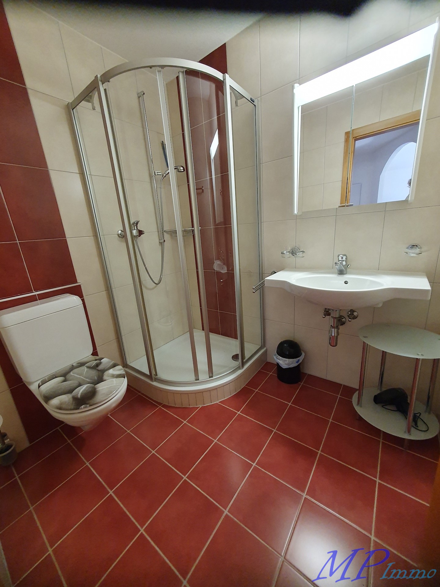 Badezimmer mit Dusche und Waschbecken