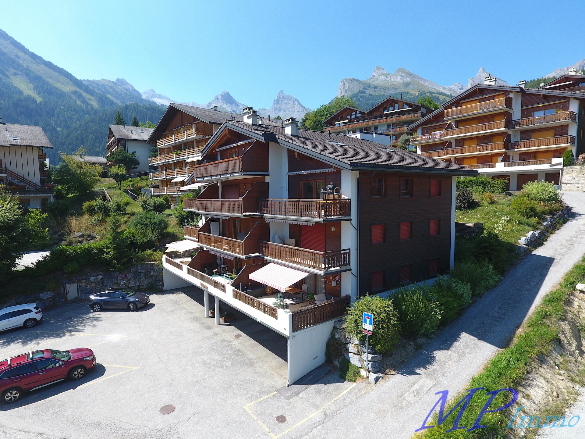 Berghotel-/Chaletanlage mit Balkonen