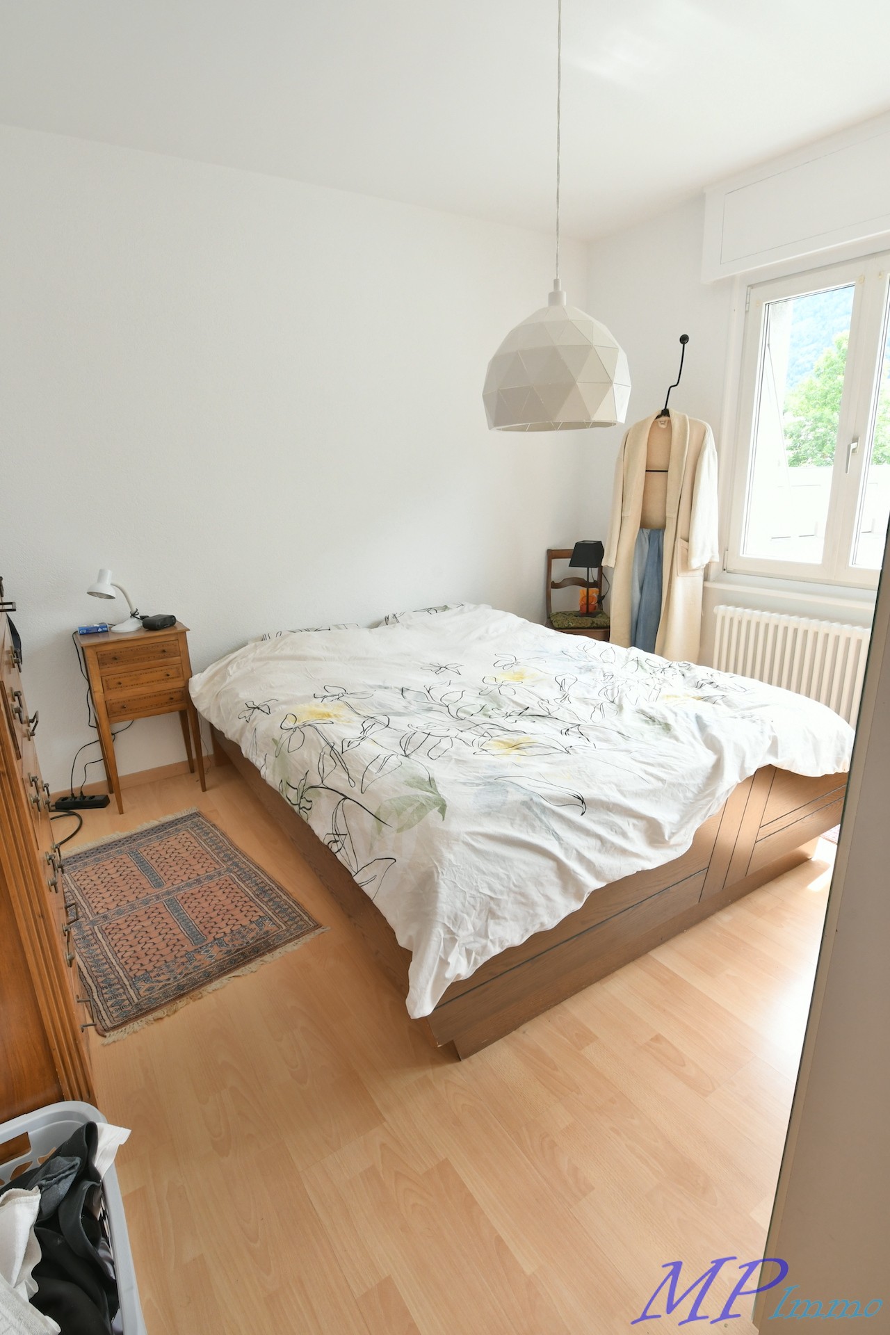 Helles Schlafzimmer mit schlichtem Mobiliar