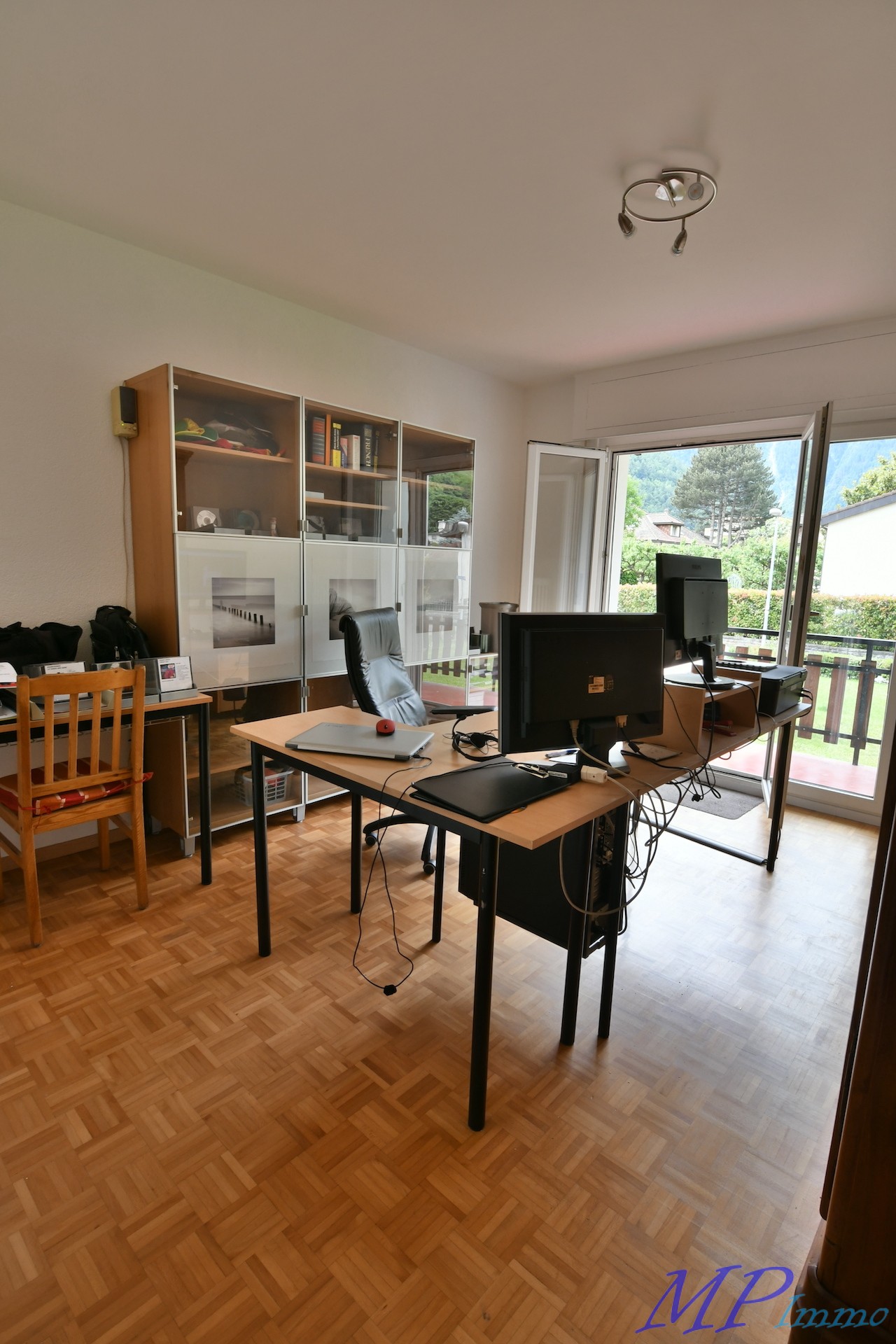 Arbeitszimmer mit Balkonzugang