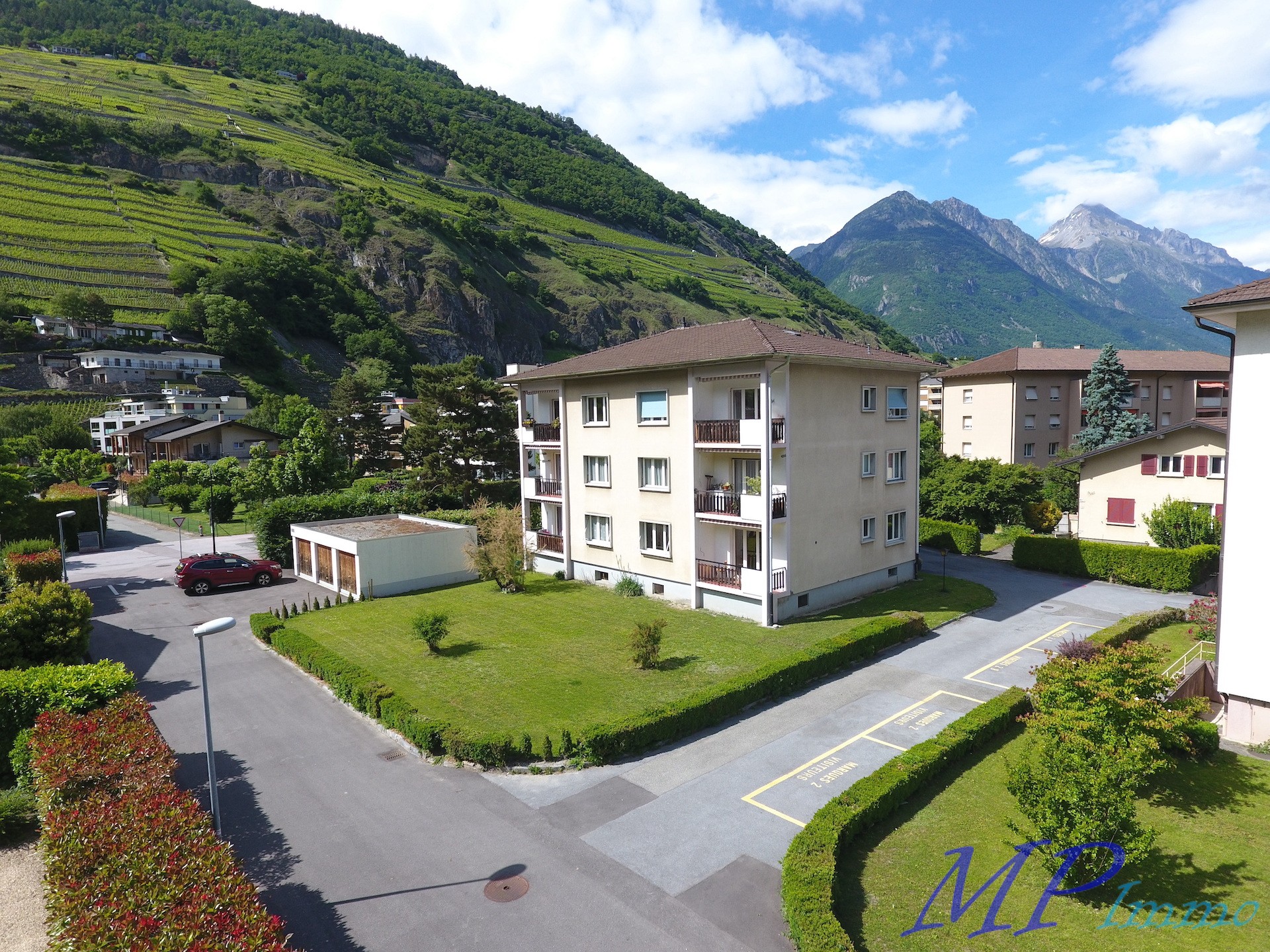Alpine Wohnanlage mit Bergblick