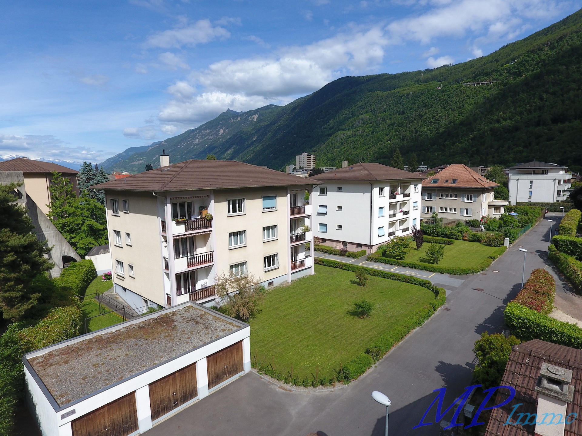 Wohnanlage mit Bergblick
