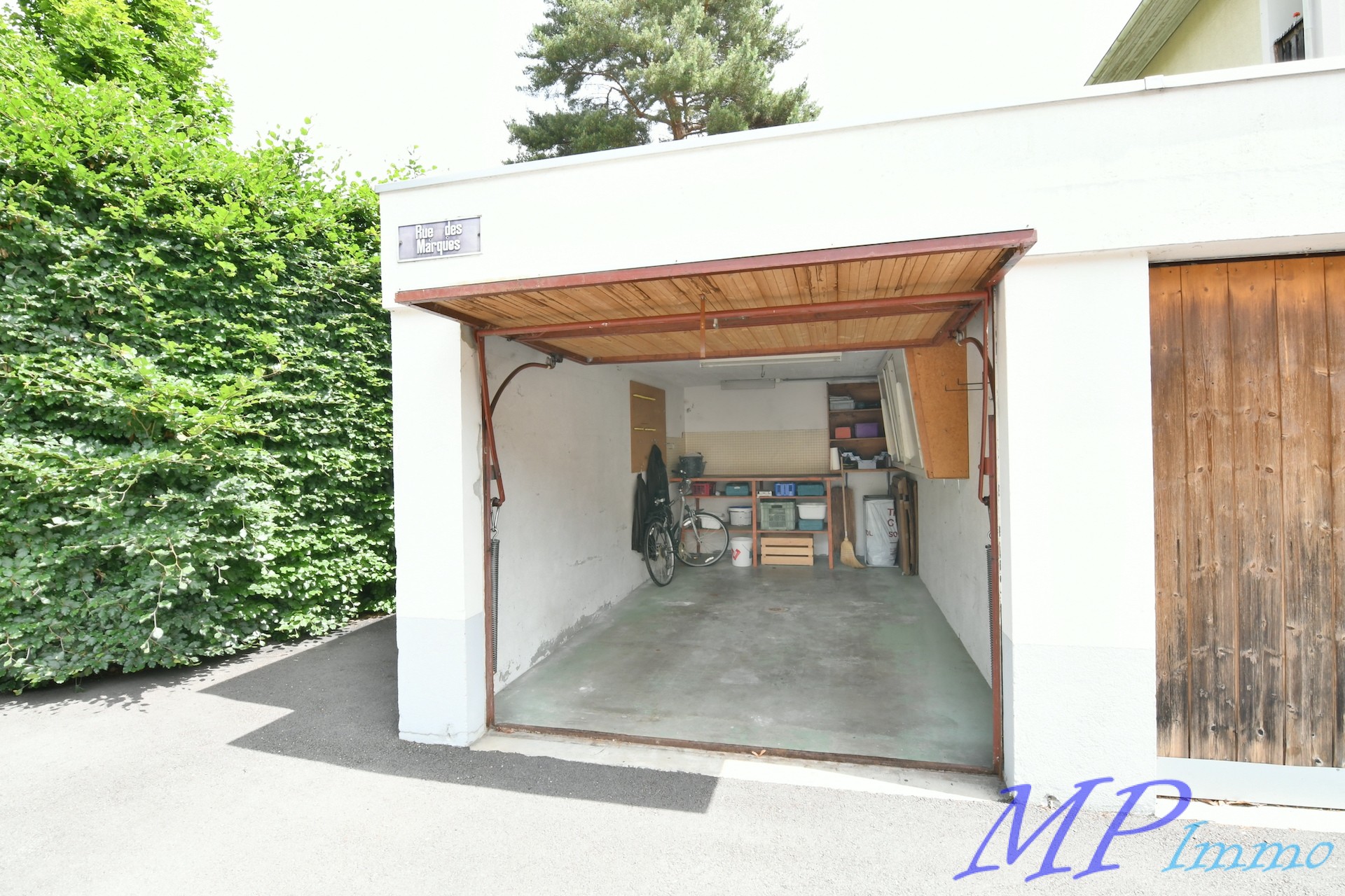 Offene Garage mit Stauraum