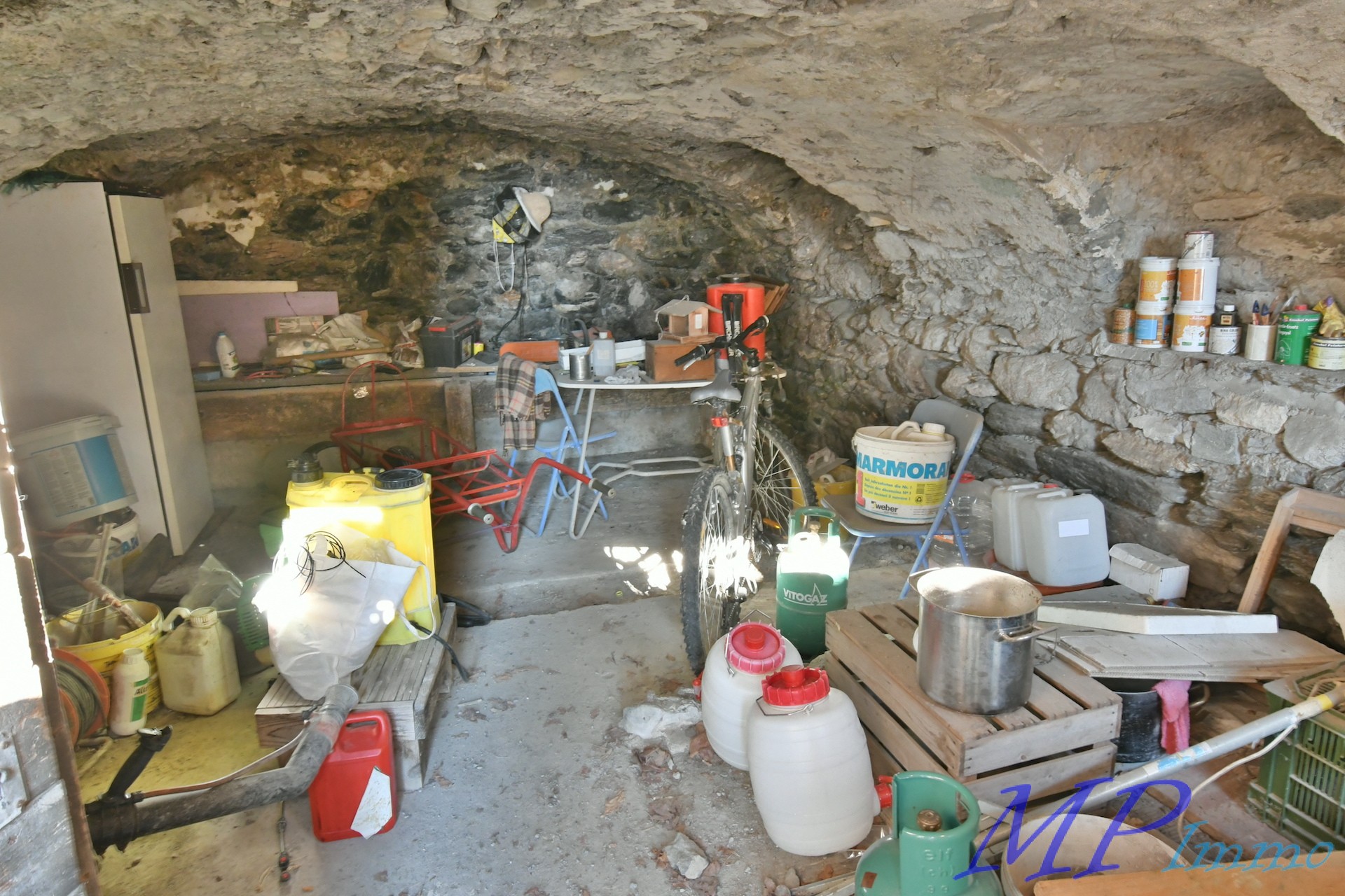 Unbekannter Kellerraum in Fels-/Natursteinhöhle