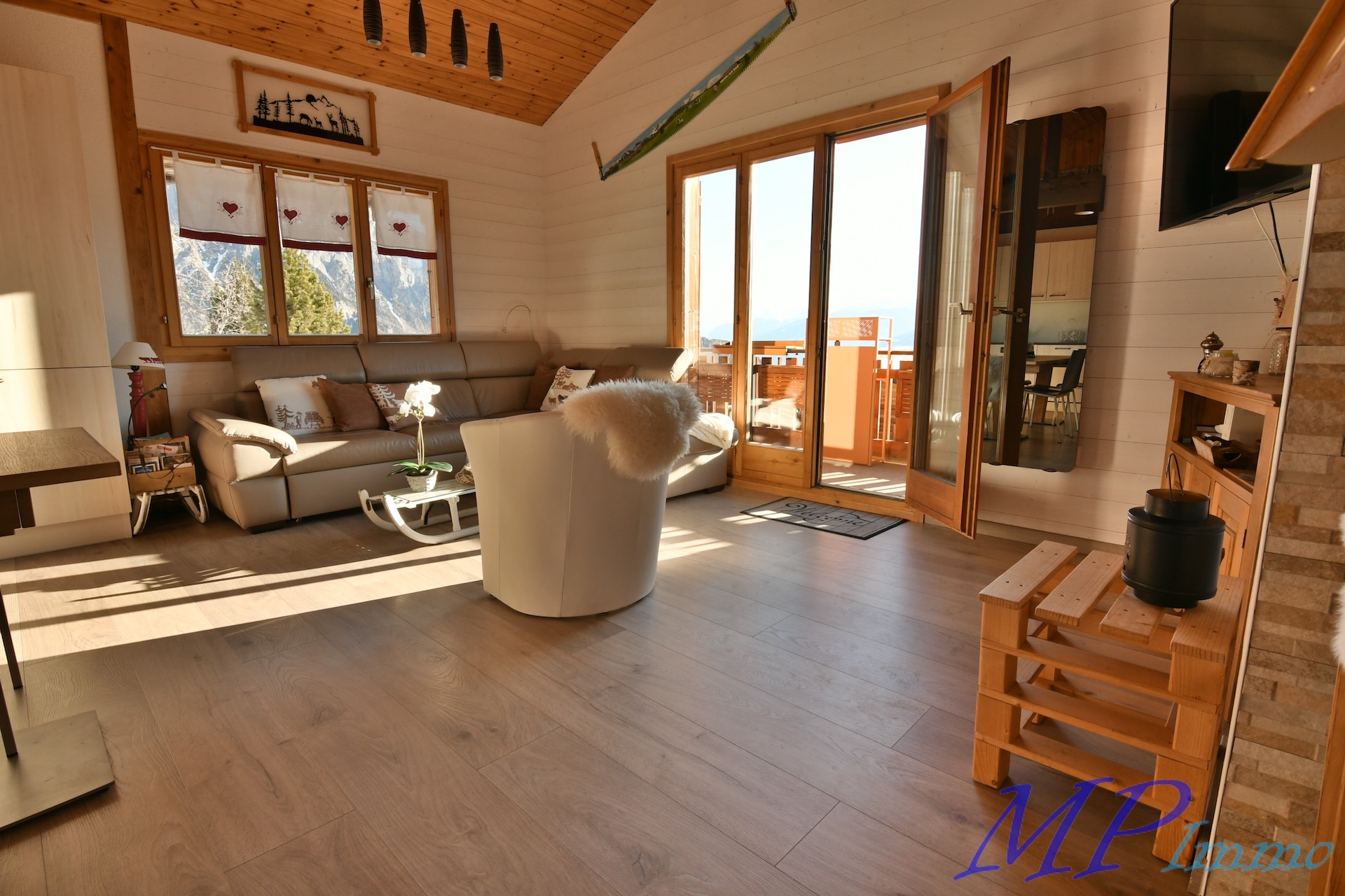 Helles Chalet-Wohnzimmer mit Bergblick